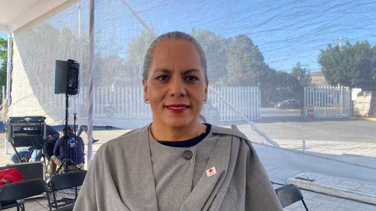 La regidora Norma Angélica Díaz Martínez durante uno de los talleres "Yo, el amor más puro" impartidos a estudiantes del COBAQ.