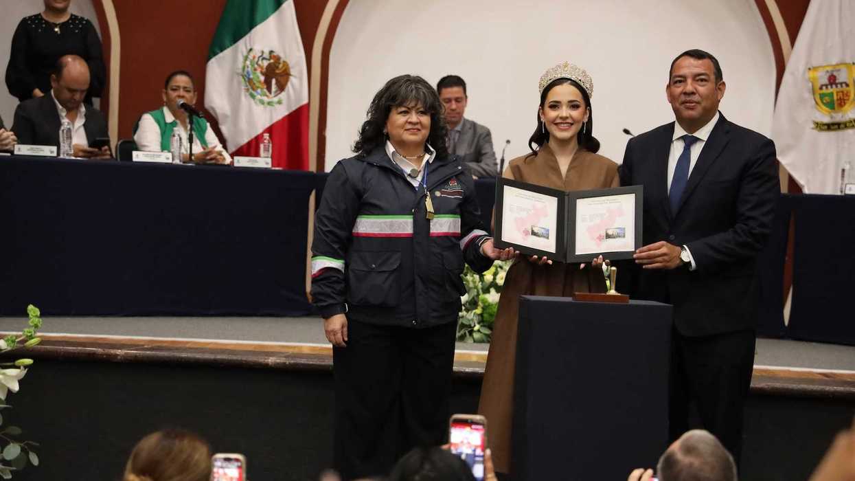 La reina de las fiestas San Juan 2026 y el presidente municipal Roberto Carlos Cabrera Valencia muestran el sello postal enmarcado junto a una representante de Correos de M\u00e9xico en el Foro San Juan