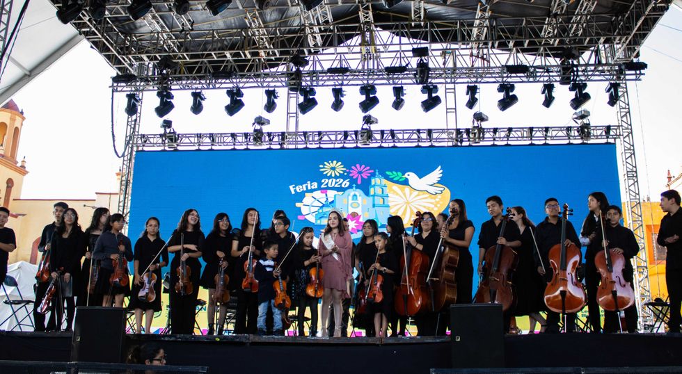La Reina Viviana I aplaude durante la presentaci\u00f3n de la Orquesta Comunitaria de Cuerdas en la Feria de San Juan del R\u00edo 2026.