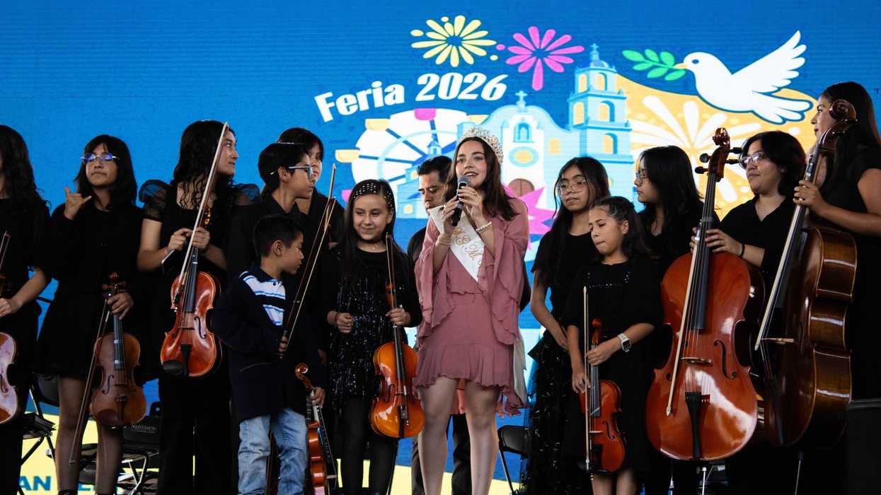 La Reina Viviana I aplaude durante la presentación de la Orquesta Comunitaria de Cuerdas en la Feria de San Juan del Río 2026.