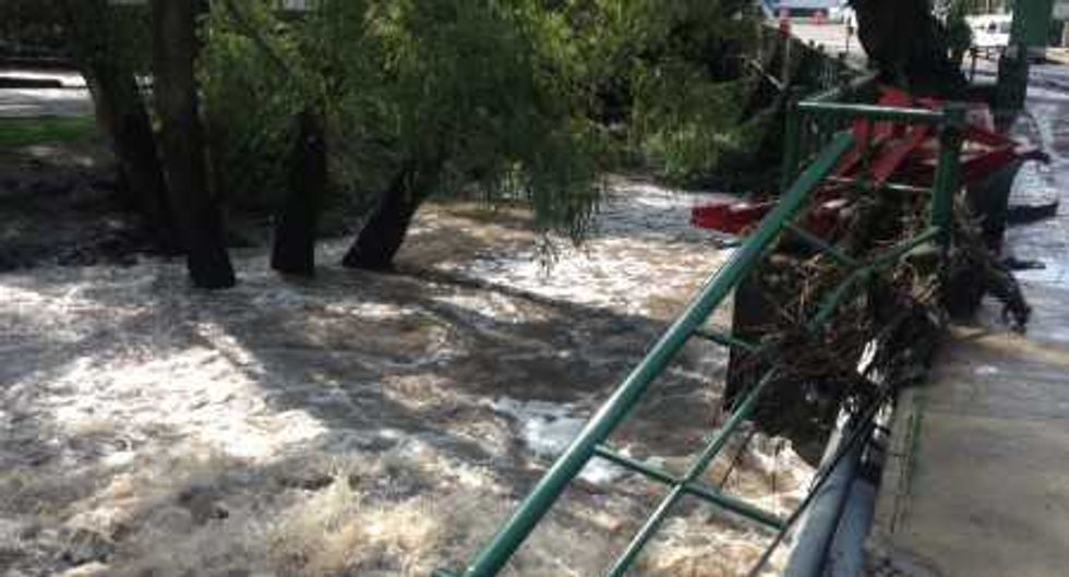 La ribera del Río San Juan sufrió severos daños estructurales que están siendo valorados por las autoridades locales.
