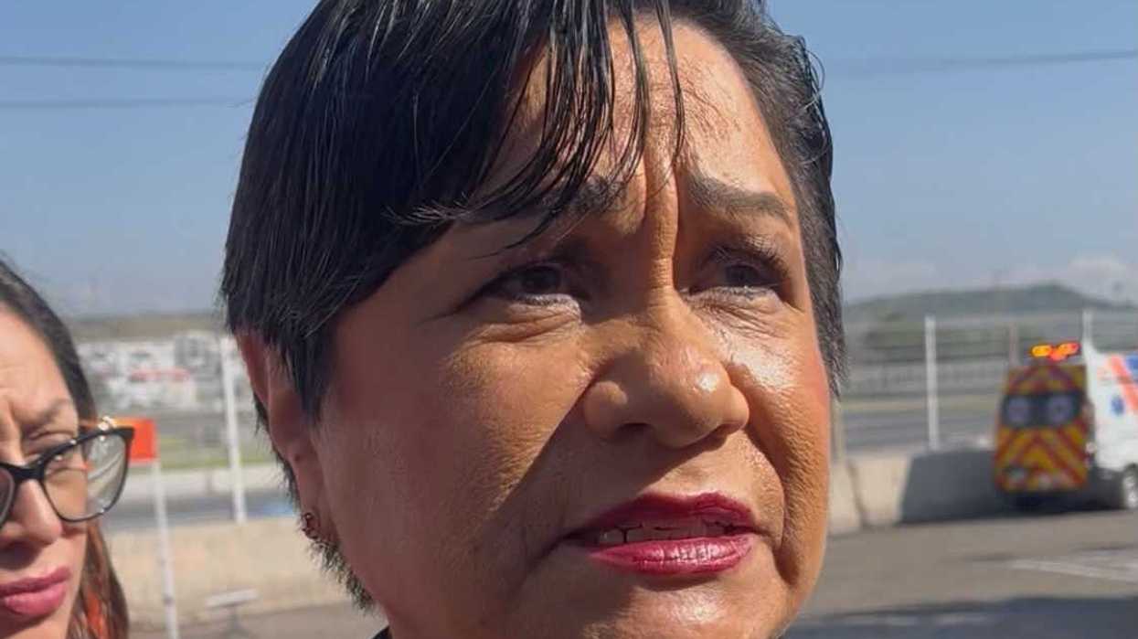 La secretaria de Salud de Querétaro, Martina Pérez Rendón, responde a reporteros sobre la vacuna contra la influenza