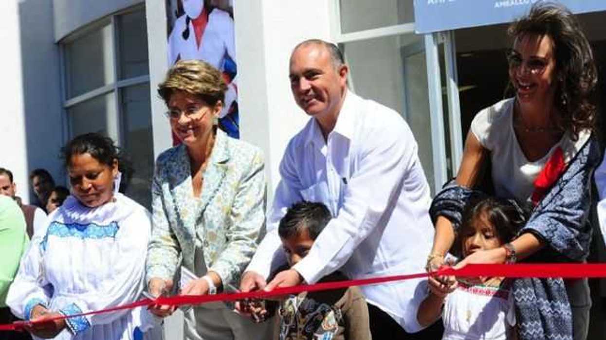 la Secretaria de Salud del Gobierno Federal, Mercedes Juan López y el Gobernador José Calzada Rovirosa, inauguraron Hospital indígena en Amealco. SIETEFOTO