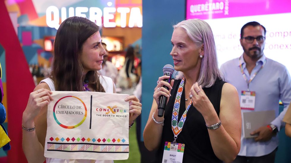 La secretaria de Turismo de Quer\u00e9taro, Adriana Vega V\u00e1zquez Mellado, firma convenio de colaboraci\u00f3n con CONEXSTUR durante el Tianguis Tur\u00edstico de M\u00e9xico para insertar la oferta del estado en canales internacionales de venta tur\u00edstica con presencia en m\u00e1s de 120 pa\u00edses