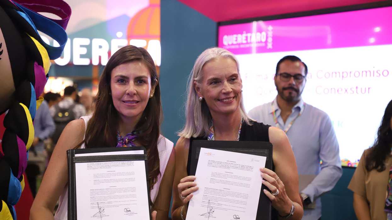La secretaria de Turismo de Querétaro, Adriana Vega Vázquez Mellado, firma convenio de colaboración con CONEXSTUR durante el Tianguis Turístico de México para insertar la oferta del estado en canales internacionales de venta turística con presencia en más de 120 países