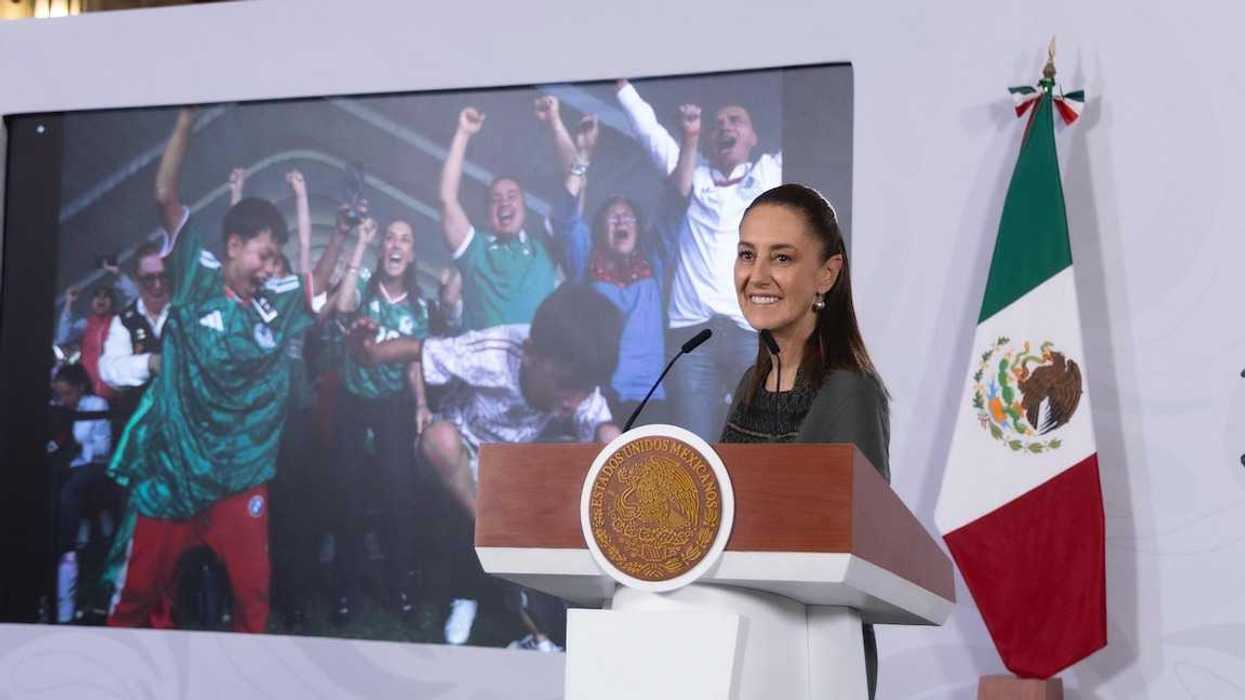 La secretaria de Turismo, Josefina Rodríguez, presenta los indicadores turísticos durante la conferencia matutina en Palacio Nacional.