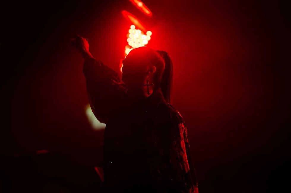 La silueta de Edith M\u00e1rquez se recort\u00f3 entre las luces rojas del escenario en el festejo sanjuanense.