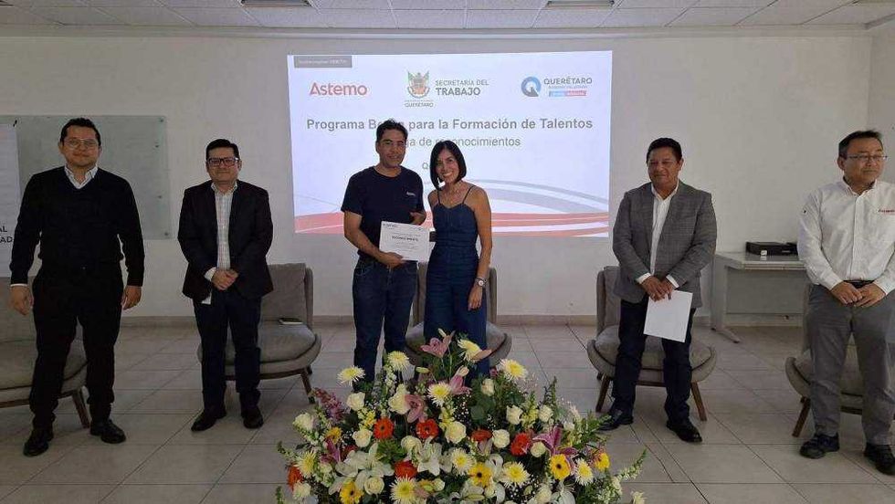 La titular de la Secretaría del Trabajo encabezó la ceremonia de entrega de reconocimientos a 110 personas capacitadas en el programa Becas para la Formación de Talento en Astemo México.