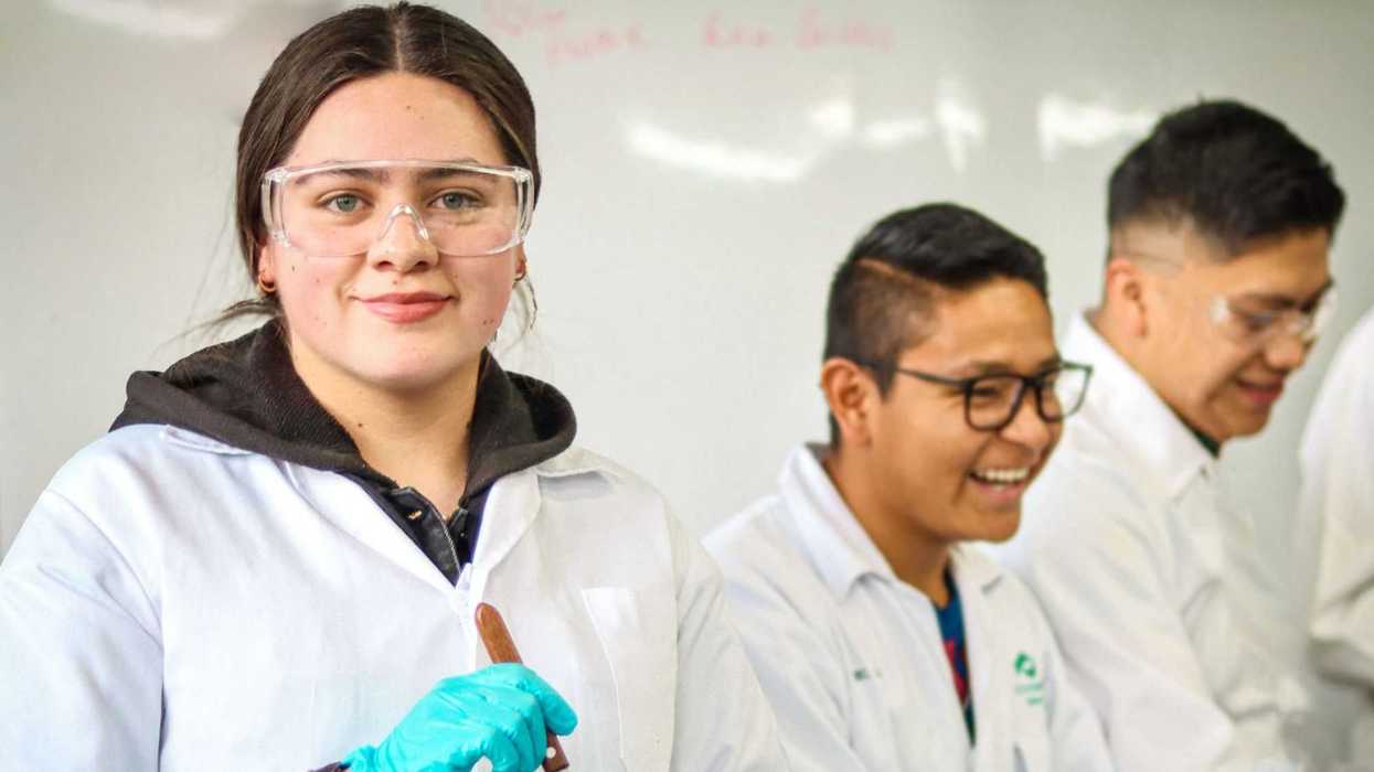 La UTSJR impulsa el futuro con carreras en Química y Energías Renovables.