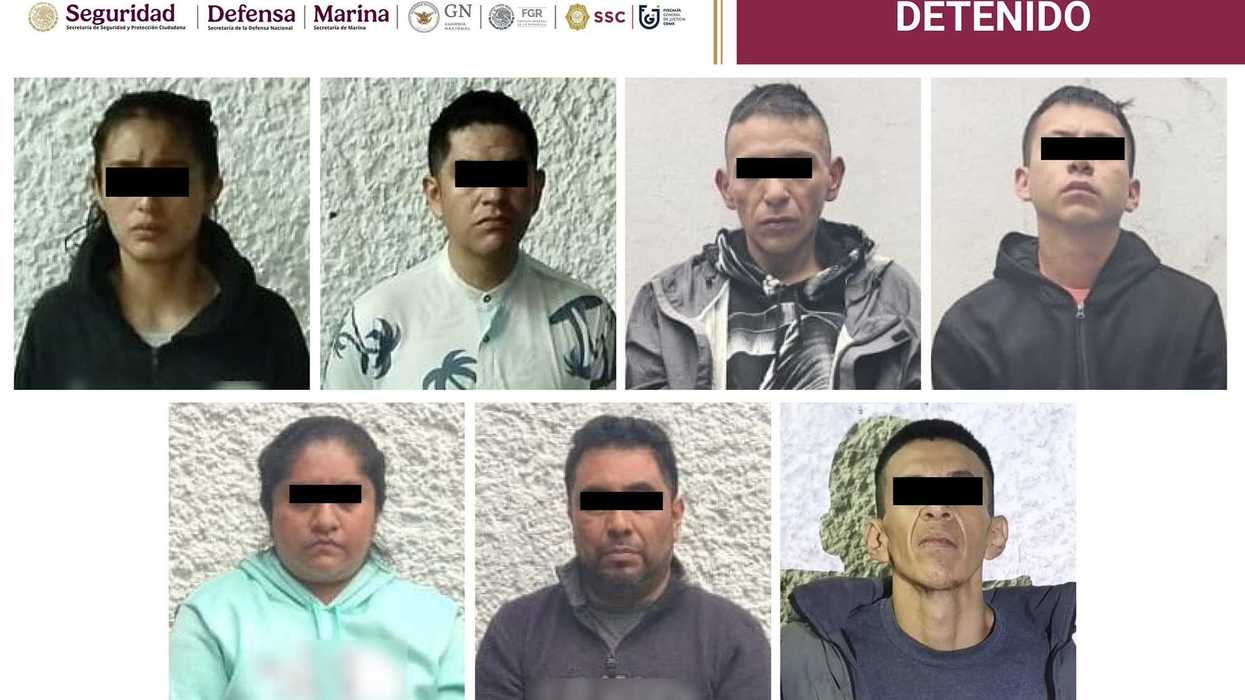 Lámina oficial con siete personas detenidas, con los ojos cubiertos, en cateos por narcomenudeo en Iztapalapa y Tláhuac
