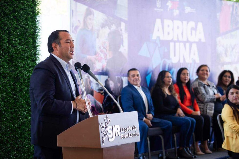 Lanzamiento de campaña Abriga una Familia 2025 en San Juan del Río con autoridades municipales, empresarios y voluntarios.
