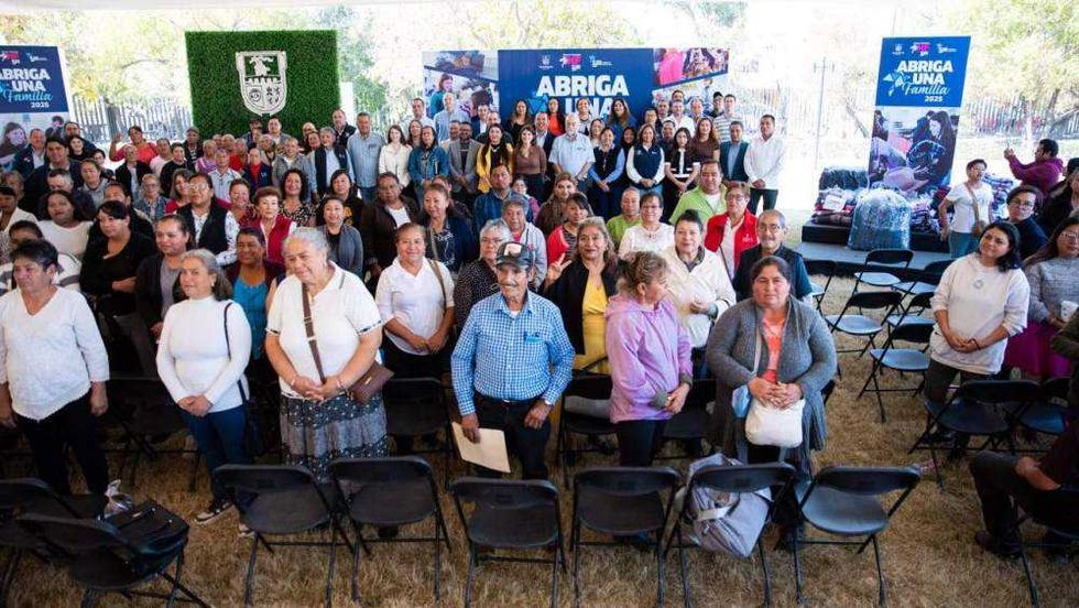 Lanzamiento de campaña Abriga una Familia 2025 en San Juan del Río con autoridades municipales, empresarios y voluntarios.