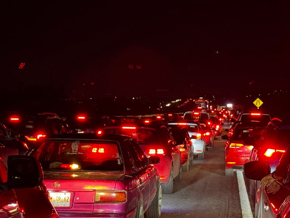 Larga fila de autom\u00f3viles detenidos por el cierre de la autopista M\u00e9xico-Quer\u00e9taro en Palmillas.