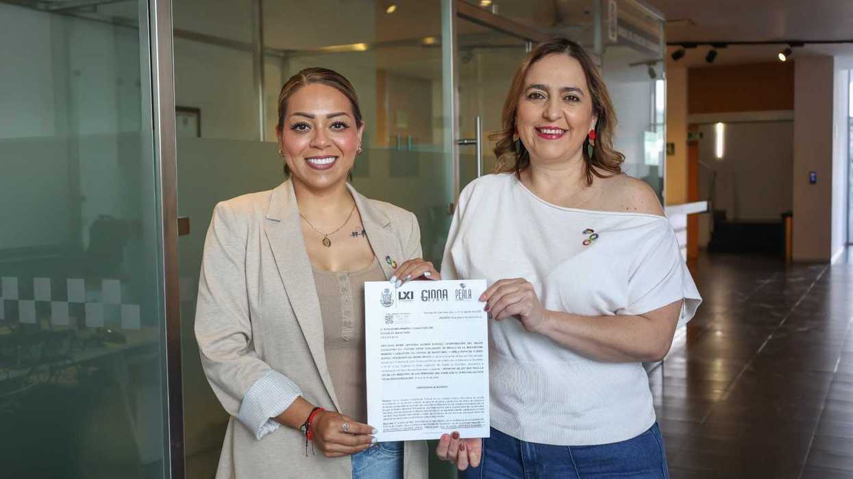 Las diputadas Perla Patricia Flores Suárez y María Georgina Guzmán Álvarez muestran la iniciativa de Ley de Derechos de Personas con Autismo presentada ante la LXI Legislatura de Querétaro