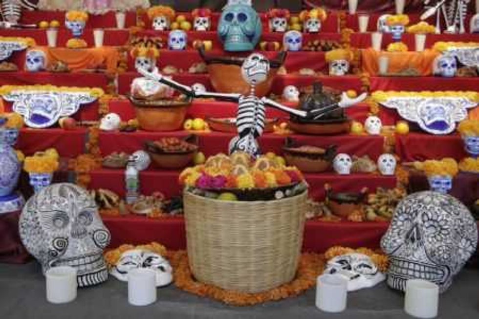 Las ofrendas que se colocan con motivo del Día de Muertos representan una forma de compartir con los difuntos.
