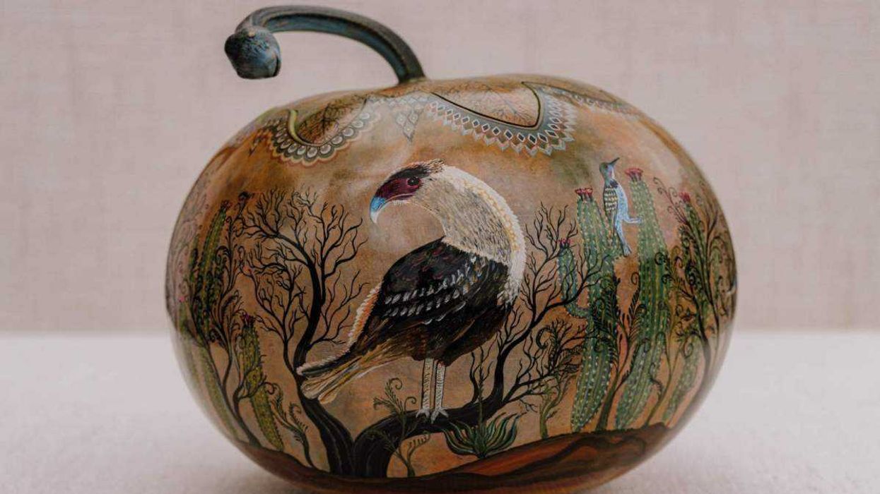 Las piezas se decoran con grana cochinilla, xochipali y bugambilia mezclados con aceite de chía.