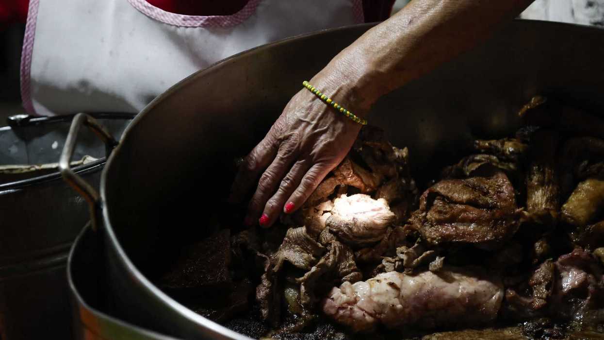 Las pocas mujeres "taqueras" en México echan toda la carne al asador. AFP.