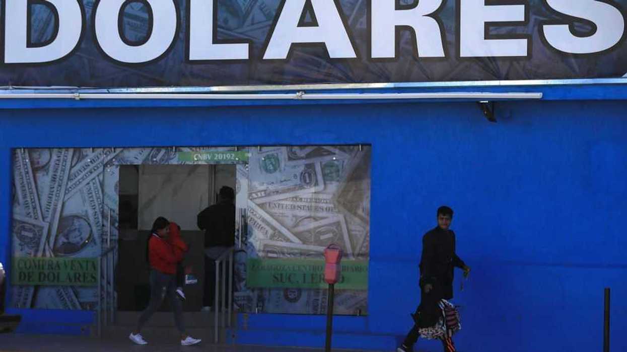 Las remesas en México suben 13,4 % a un récord de 58.497 millones de dólares. EFE/ Luis Torres.