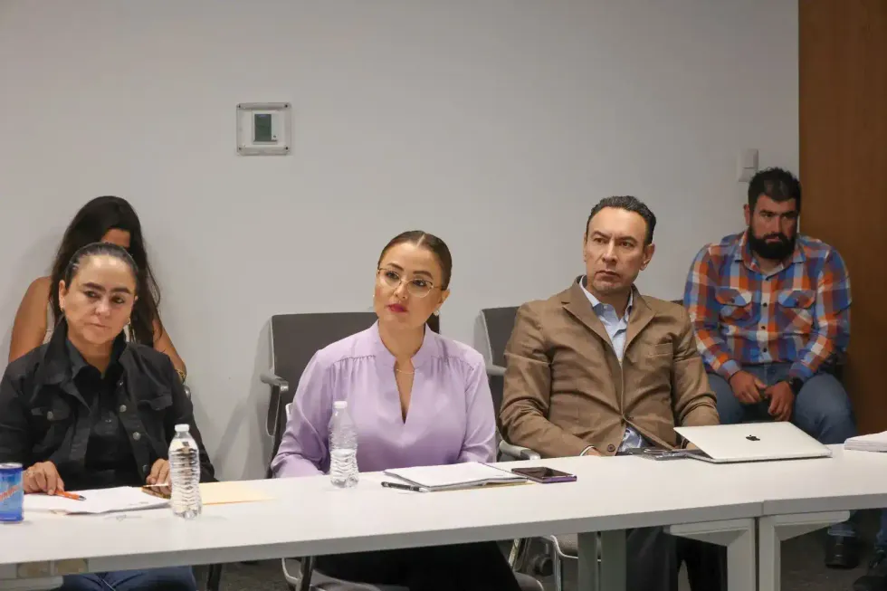 Legisladoras y asistentes siguen el an\u00e1lisis del dictamen electoral durante la sesi\u00f3n de comisi\u00f3n