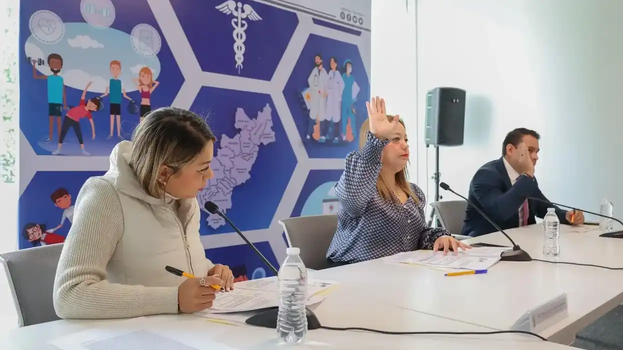 Legisladoras y un legislador en la sesión de la Comisión de Salud de la LXI Legislatura de Querétaro.
