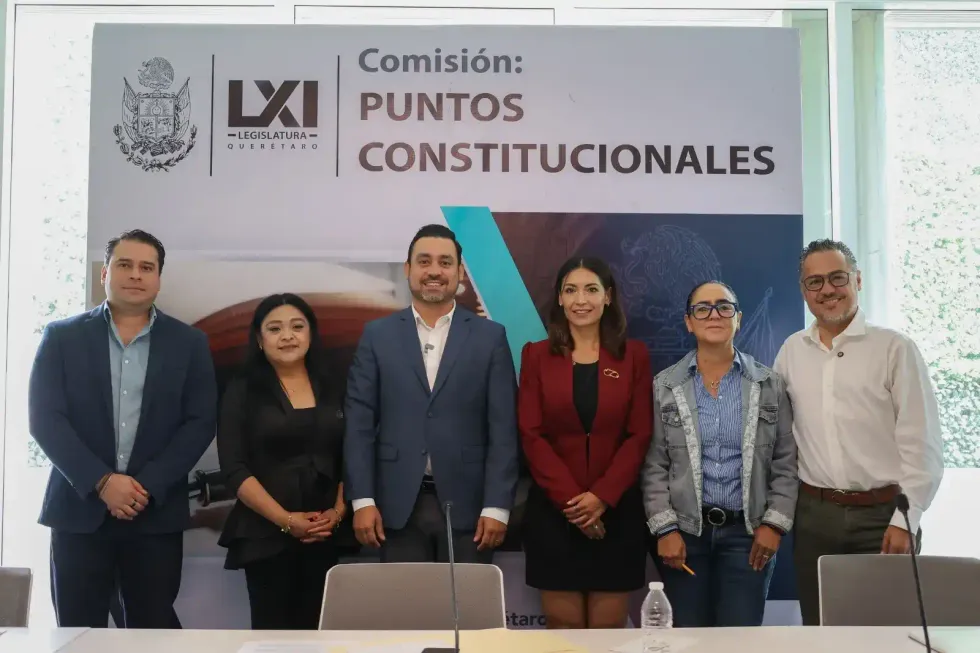 Legisladores de la Comisi\u00f3n de Puntos Constitucionales sesionan junto a una representante municipal