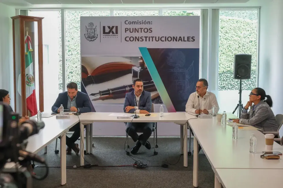 Legisladores de la Comisi\u00f3n de Puntos Constitucionales sesionan junto a una representante municipal
