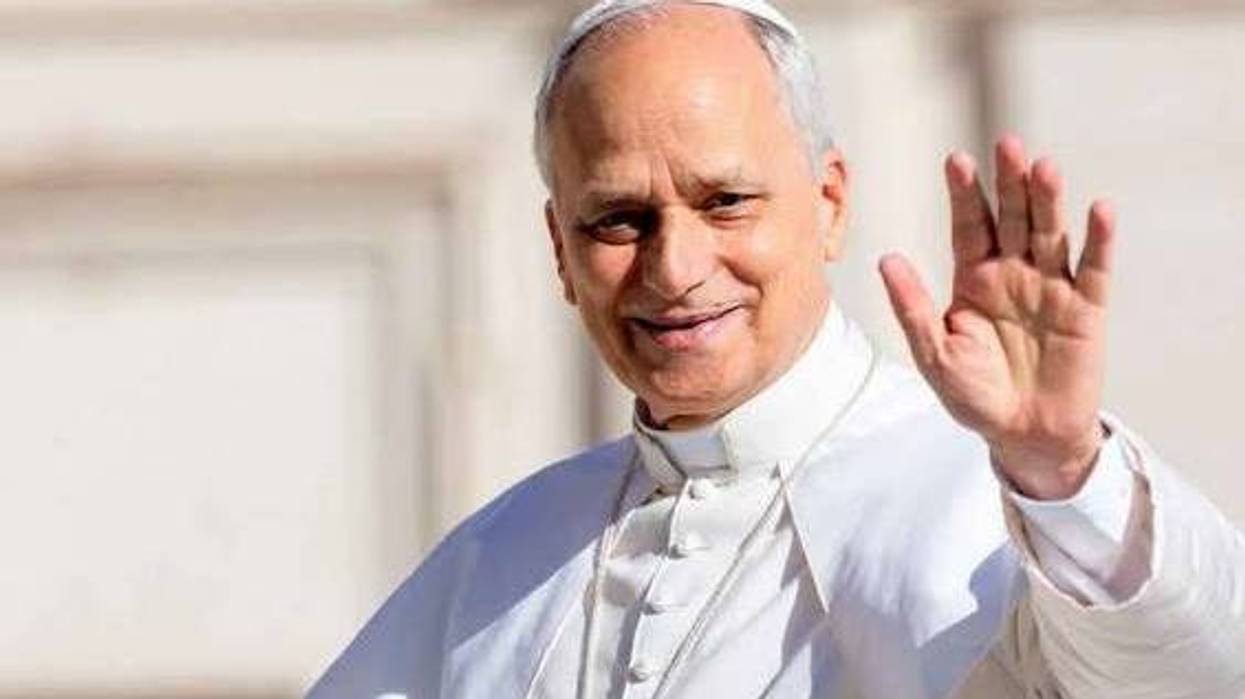 León XIV sonríe y saluda con la mano derecha; el papa envió por correo su voto a Chicago para las elecciones de EU