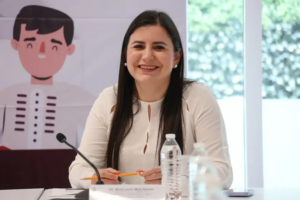 Leonor Mej\u00eda Barraza sonr\u00ede con un l\u00e1piz en la mano durante la sesi\u00f3n