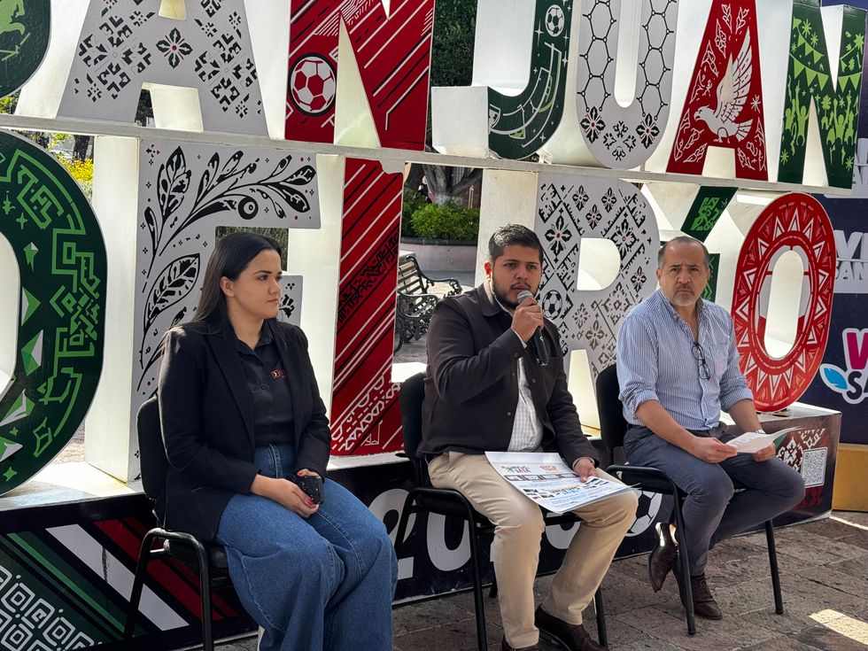 Letras monumentales del Jard\u00edn de la Familia en San Juan del R\u00edo, sede de la convocatoria de intervenci\u00f3n en vinil.