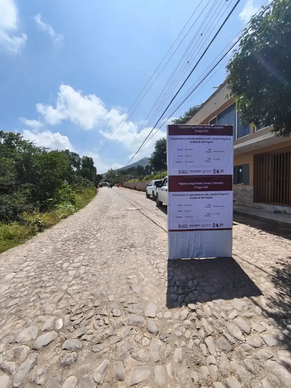 Letrero oficial del Programa de Agua Potable, Drenaje y Tratamiento 2026 frente a la calle J. Gonz\u00e1lez Ortega en Villa Progreso, Ezequiel Montes