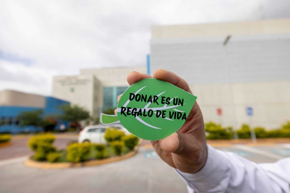 Leyenda "Donar es un regalo de vida" con el Hospital General de Quer\u00e9taro al fondo