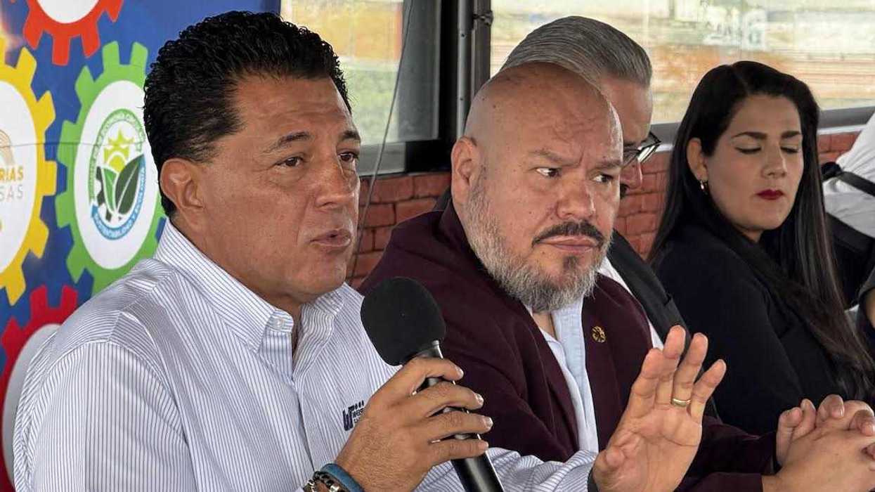 Líder del comité de Educación de Canacintra presenta el Distintivo SER durante una rueda de prensa en San Juan del Río.