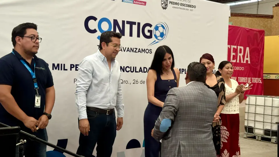 Liliana San Mart\u00edn Castillo conversa con asistentes frente a un templete oficial en Pedro Escobedo