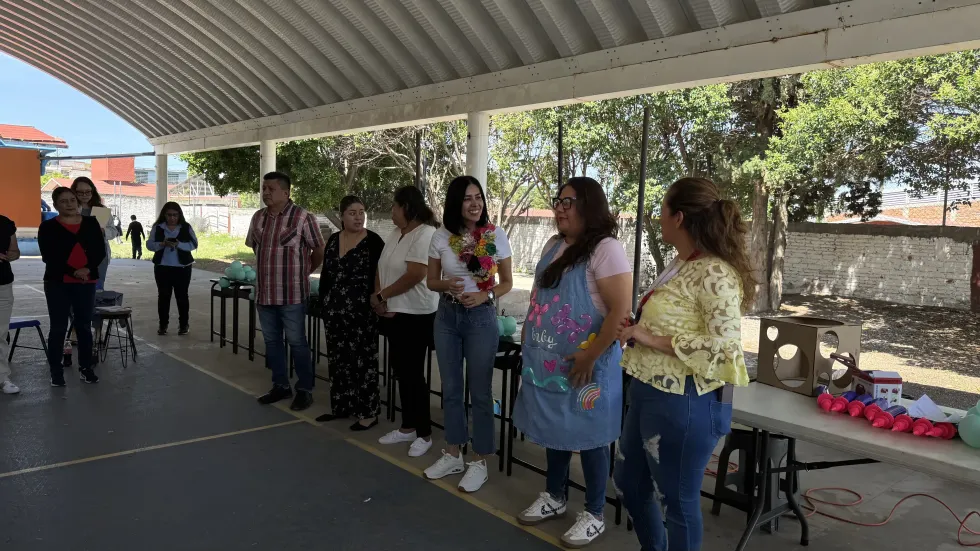 Liliana San Mart\u00edn Castillo sonr\u00ede de pie junto a un grupo de personas bajo un domo