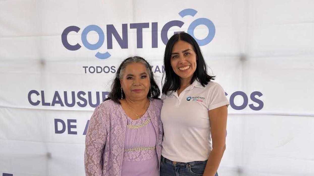 Liliana San Martín Castillo posa junto a una participante durante la clausura de los cursos de Capacitación para el Autoempleo en Colón, Querétaro.