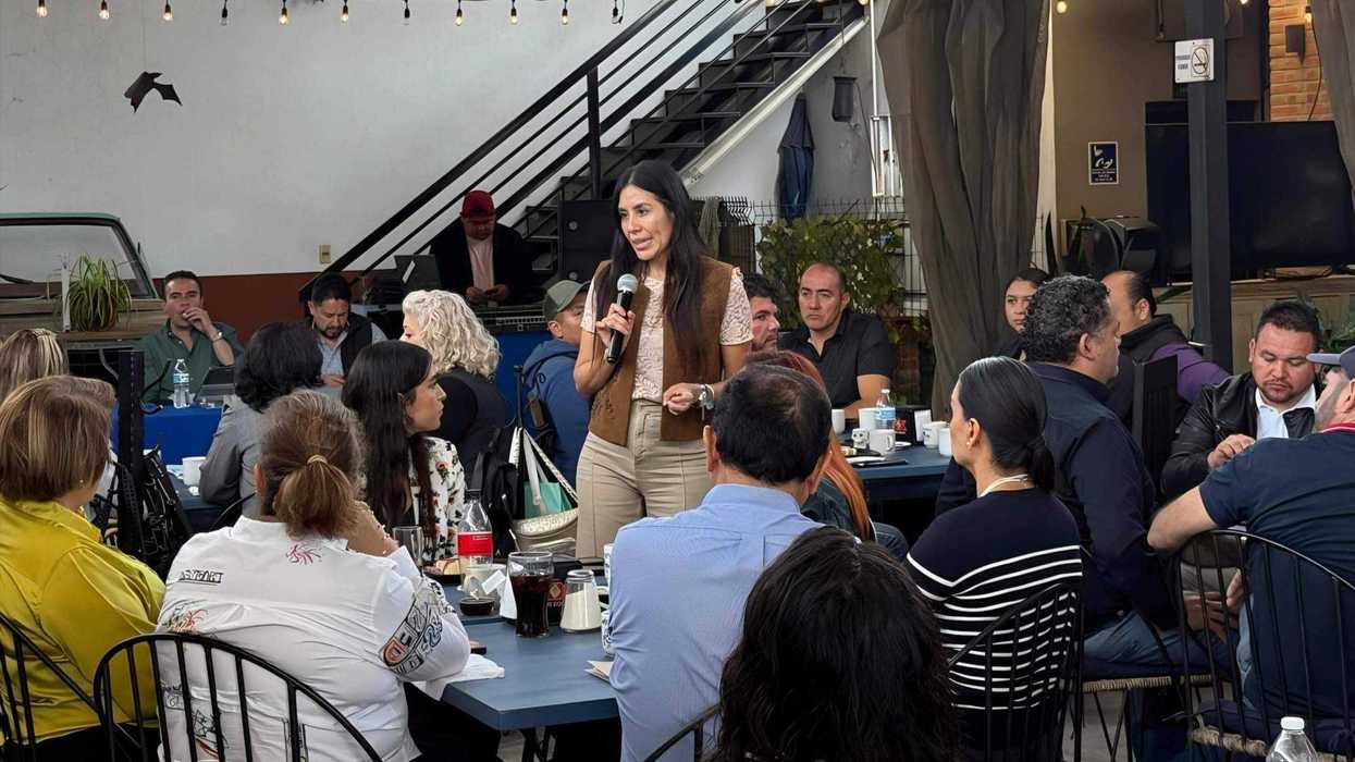 Liliana San Martín Castillo presenta programa de empleo a restauranteros de San Juan del Río.