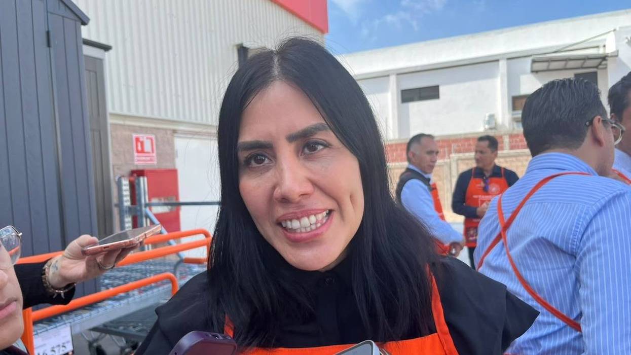 Liliana San Martín Castillo, secretaria del Trabajo de Querétaro, responde a reporteros sobre el adelanto del aguinaldo