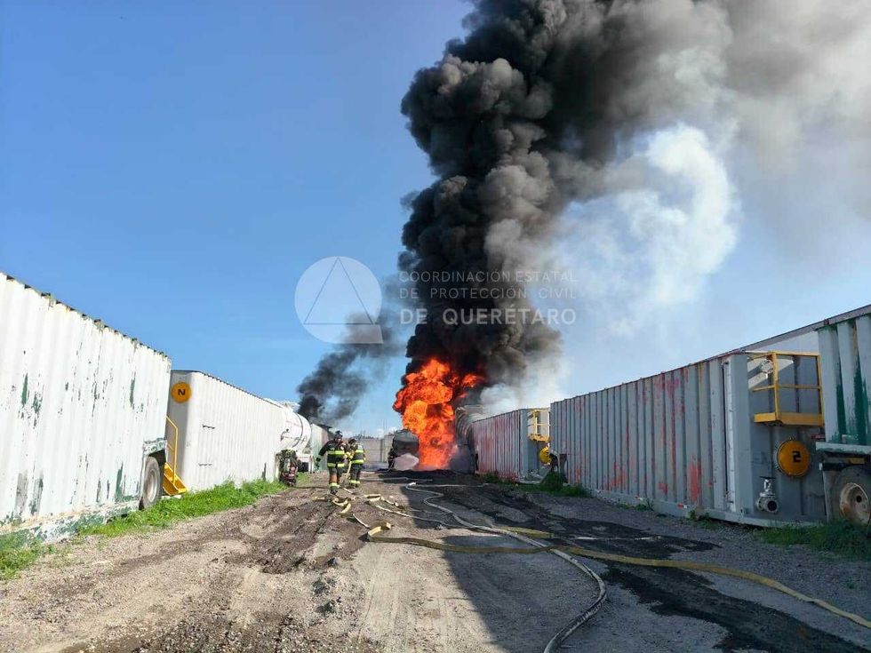 Llamas y una densa columna de humo negro se elevan durante el incendio de pipas de combustible en una pensi\u00f3n de gr\u00faas de Pedro Escobedo.