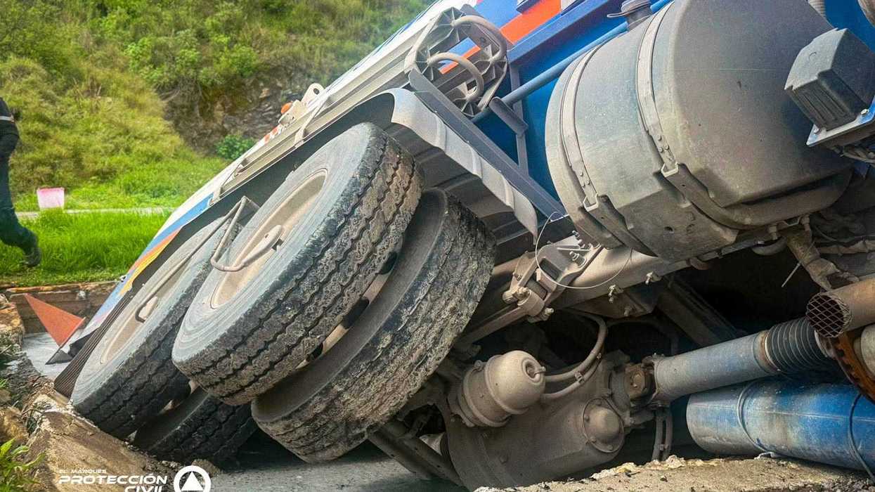 Llantas y parte inferior de una pipa quedan dentro de una excavación durante el operativo de recuperación en La Noria.