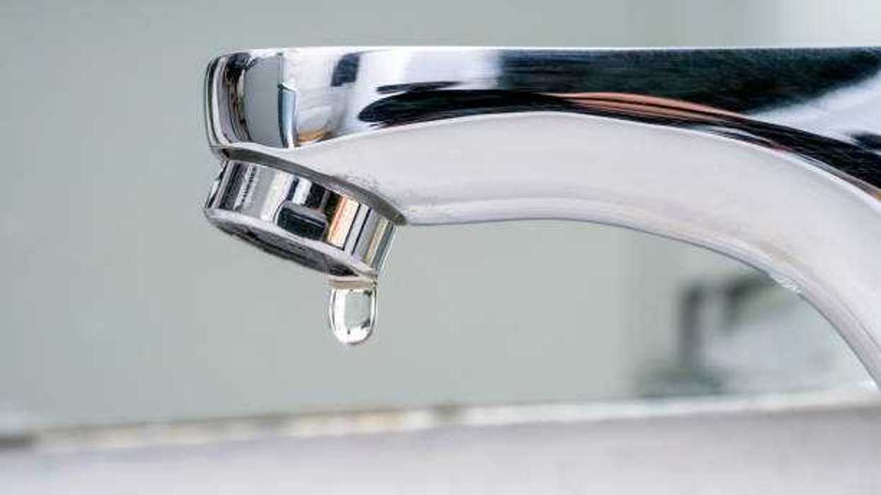 Llave de agua cromada con una gota a punto de caer, imagen ilustrativa de los recibos de JAPAM en San Juan del Río