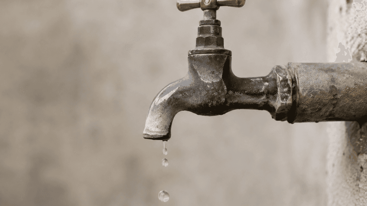 Llave metálica con gotas de agua, imagen alusiva a la suspensión temporal del servicio en San Juan del Río.