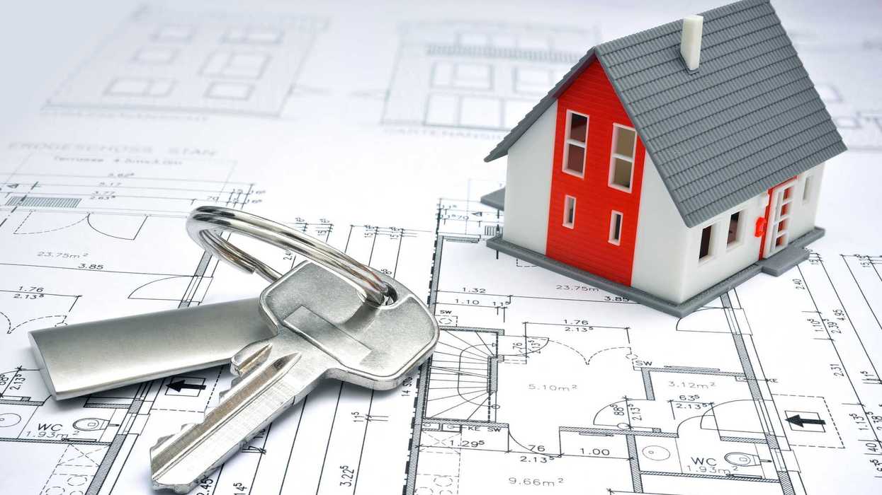 Llaves de una vivienda junto a una maqueta sobre planos arquitectónicos, imagen ilustrativa para la consulta del Semáforo Inmobiliario.