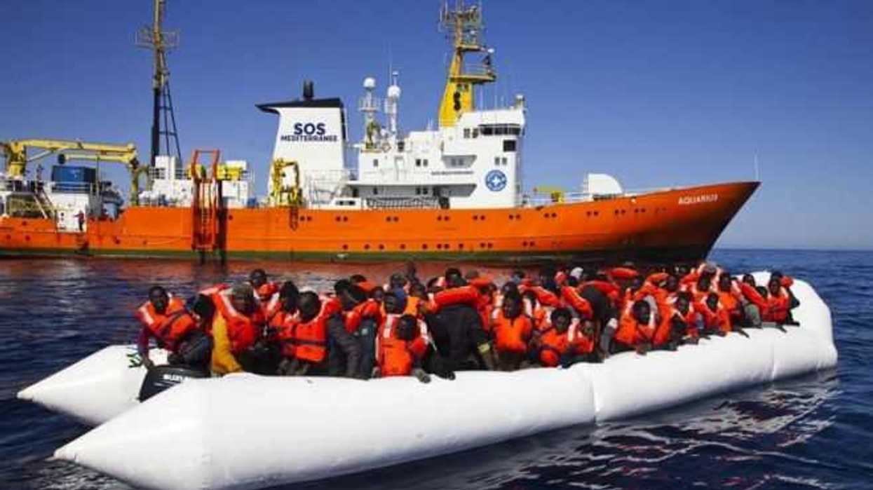 llega-a-sicilia-barco-cientos-inmigrantes-rescatados