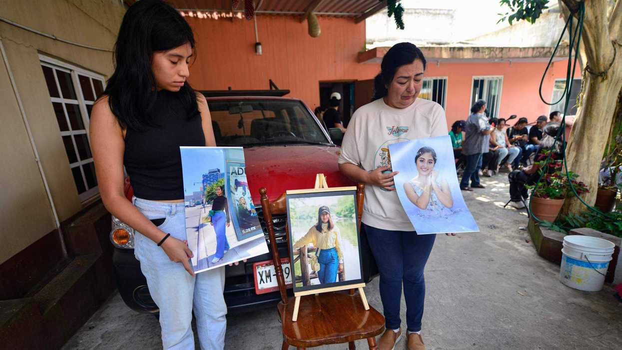 Llegan a México tripulantes del buque escuela que chocó contra puente de Brooklyn. AFP.