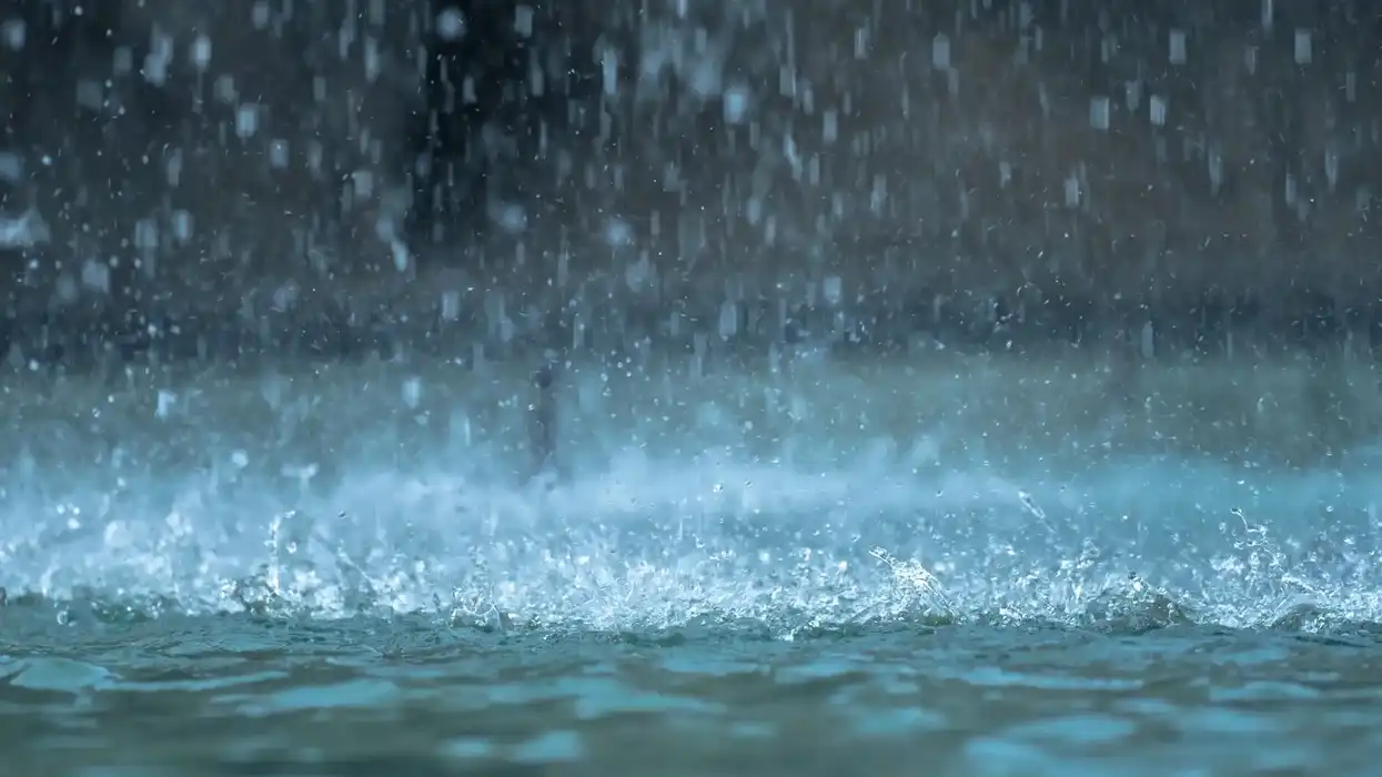 Lluvia intensa golpea una superficie y genera salpicaduras, imagen ilustrativa del balance de precipitaciones en Querétaro.