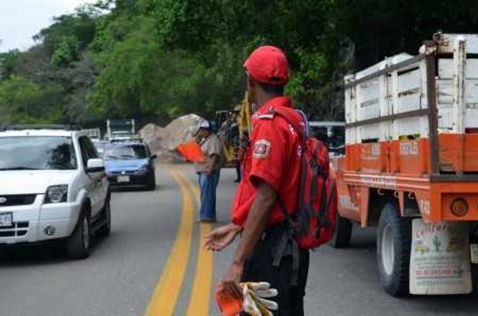 LLUVIA PROVOCA DERRUMBE EN CARRETERA