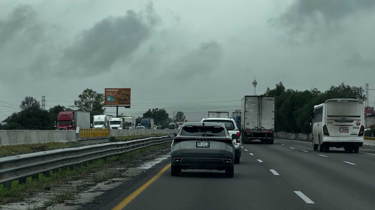 Lluvia sobre una vialidad de Querétaro, en la región con pronóstico de lluvias intensas.
