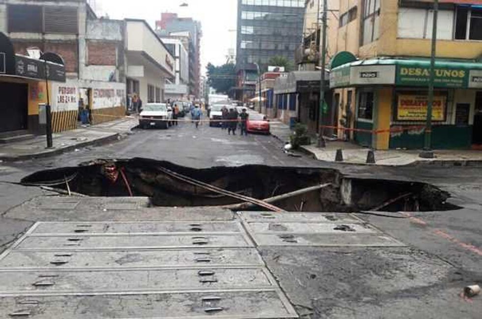 lluvias ocasionan socavon en calles cmdx 2