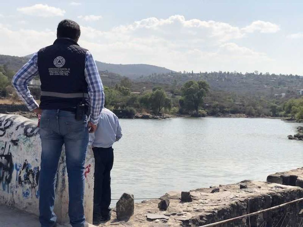 localizan a hombre flotando en bordo de ojo de agua en san juan del rio 5