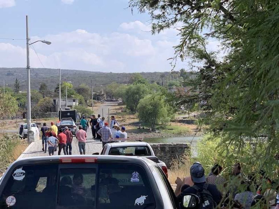 localizan a hombre flotando en bordo de ojo de agua en san juan del rio
